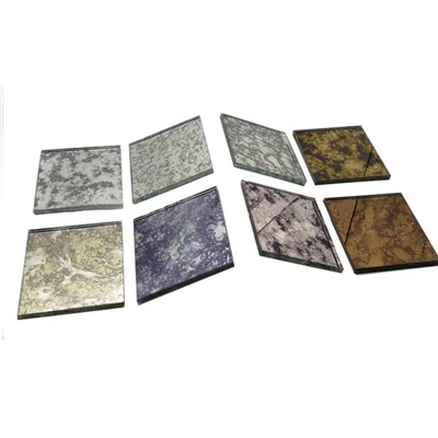 Espelho de vidro com veios dourados